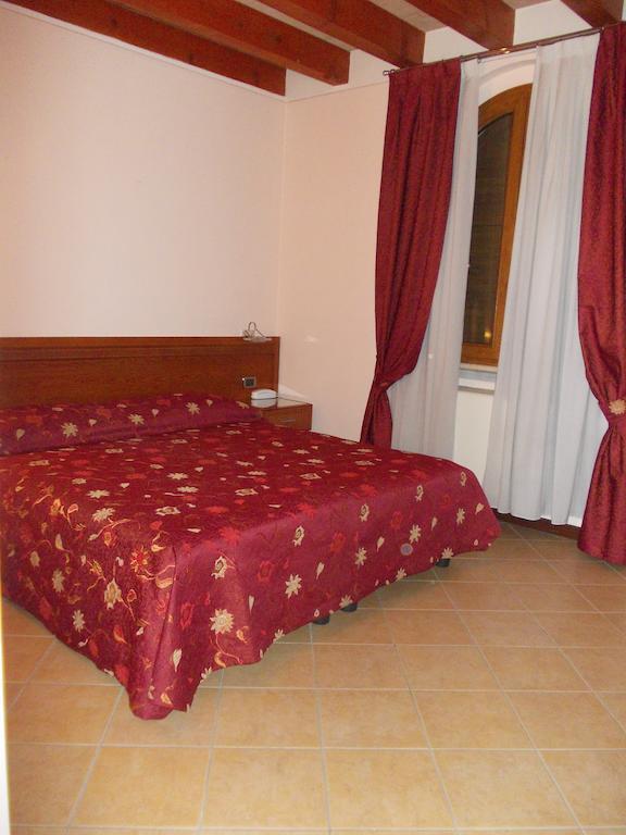 Albergo Le Piante Манерба-дель-Гарда Екстер'єр фото